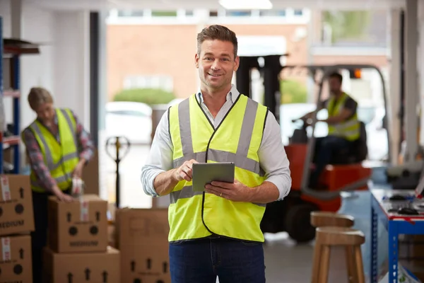 Portrait Male Worker Logistics Distribution Warehouse Using Digital Tablet — Stockfoto