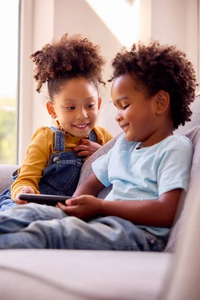 Boy Girl Playing Handheld Computer Game Sitting Sofa Home Together — Φωτογραφία Αρχείου