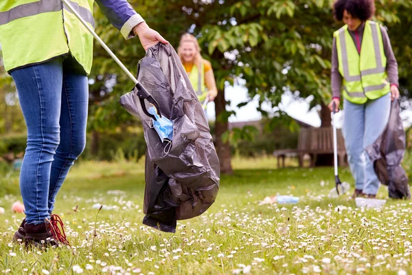 Close Female Volunteers Picking Litter Countryside — ストック写真