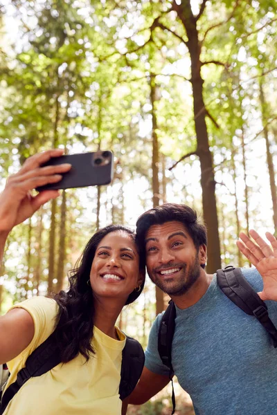 Couple Taking Selfie Mobile Phone Hiking Walking Woodland Countryside — Foto de Stock