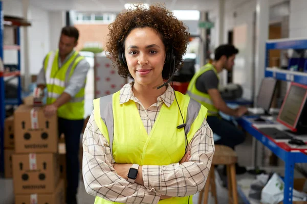 Portrait Female Worker Using Headset Distribution Warehouse — Stockfoto
