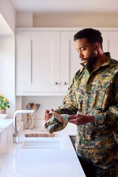 Thoughtful Male American Soldier Uniform Looking Cap Badge Kitchen Home — ストック写真