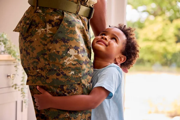 Close Loving Son Hugging Army Father Uniform Home Leave — Stockfoto