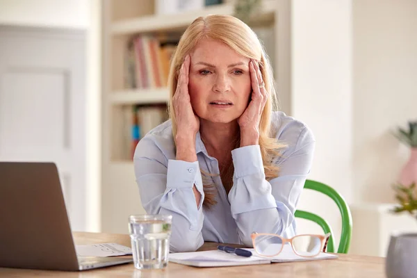 Menopausal Mature Woman Working Laptop Home Suffering Headache Pain — Φωτογραφία Αρχείου