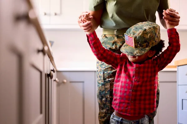 American Army Mother Uniform Home Leave Son Wearing Cap Family — Stockfoto