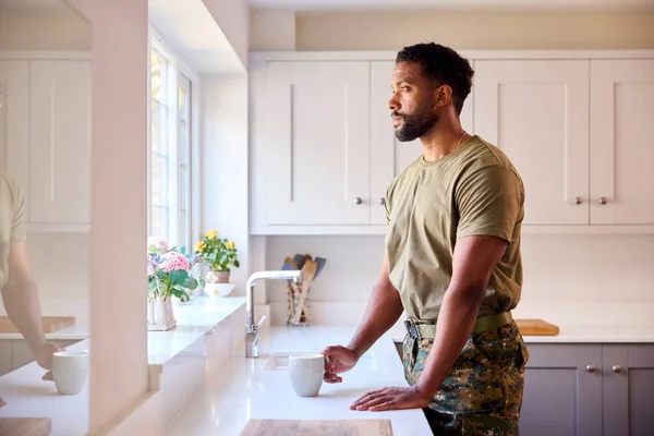 Thoughtful Male American Soldier Uniform Kitchen Home Leave Looking Out — Stock Photo, Image