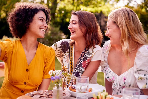 Three Female Friends Sitting Outdoors Summer Garden Home Eating Meal — Stok fotoğraf