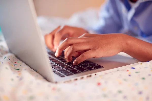 Close Boy Bedroom Typing Keyboard Laptop — Stockfoto
