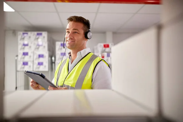 Male Worker Wearing Headset Logistics Distribution Warehouse Digital Tablet — Stockfoto