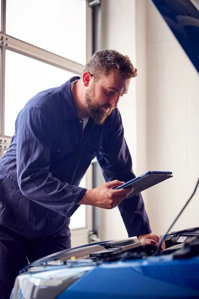 Male Mechanic Garage Using Diagnostic Software Digital Tablet Service Car — Stock Photo, Image