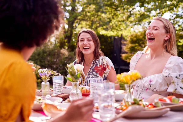 Three Female Friends Sitting Outdoors Summer Garden Home Eating Meal — Φωτογραφία Αρχείου