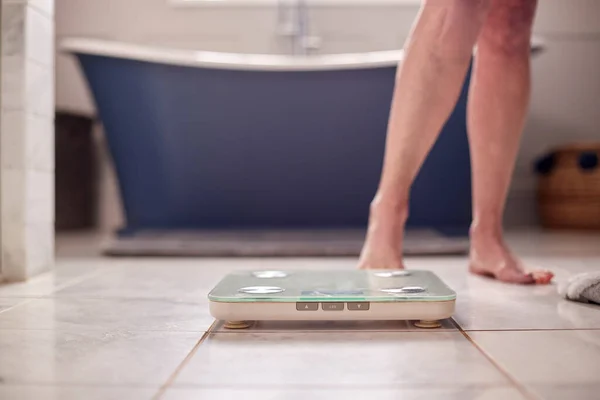 浴室で体重増加に関わる閉所恐怖症熟女のクローズアップ — ストック写真