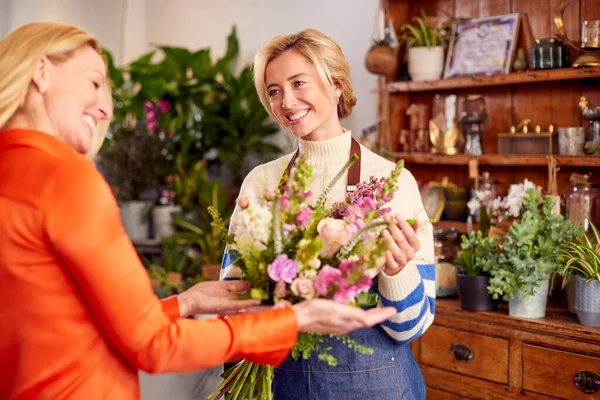 Kvinde Kunde Blomsterhandlere Shop Købe Buket Blomster - Stock-foto