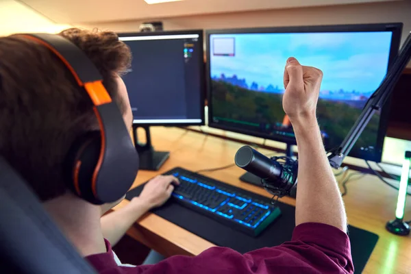 Close Celebrating Man Gaming Home Wearing Wireless Headphones Sitting Desk — ストック写真
