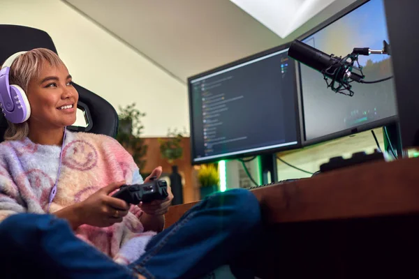Woman Controller Gaming Home Sitting Desk Multiple Monitors 免版税图库图片