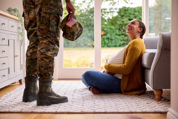 Couple American Army Husband Home Leave Pregnant Wife Jogdíjmentes Stock Képek