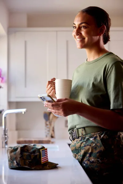 Female American Soldier Uniform Kitchen Home Leave Mobile Phone Drinking — Photo
