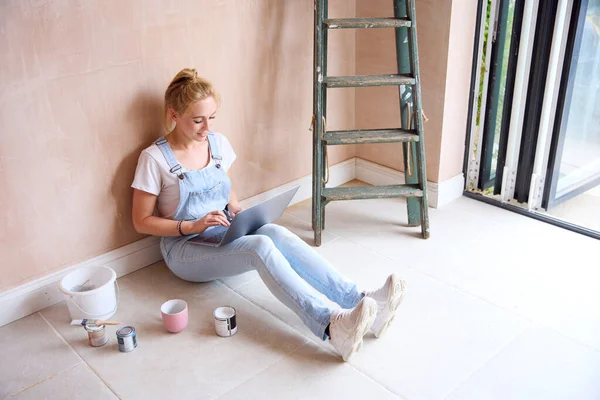 Frau Renoviert Küche Hause Sitzt Mit Laptop Auf Dem Boden — Stockfoto