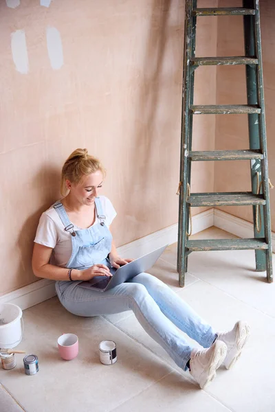 Γυναίκα Ανανεώνοντας Κουζίνα Στο Σπίτι Κάθεται Στο Πάτωμα Laptop Λαμβάνοντας — Φωτογραφία Αρχείου