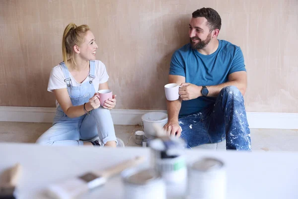 Couple Renovating Kitchen Home Take Break Painting Tester Paint Colour — Stock Photo, Image