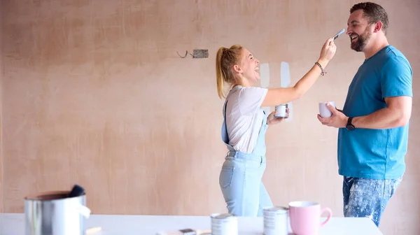 Evdeki Birkaç Yenileme Mutfağı Boyama Testinde Duvardaki Boya Şeritlerini Boyayarak — Stok fotoğraf