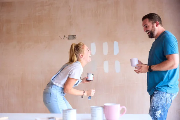 Śmiejąc Się Para Renowacja Kuchni Domu Malarstwo Tester Paint Color — Zdjęcie stockowe