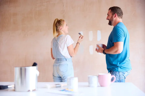 Para Remontująca Kuchnia Domu Malowanie Tester Farba Kolor Paski Ścianie — Zdjęcie stockowe
