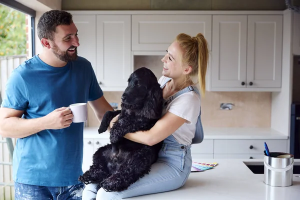 ペットと遊ぶ家での改装されたキッチンからのコーヒーブレイクでカップル Spaniel Dog — ストック写真