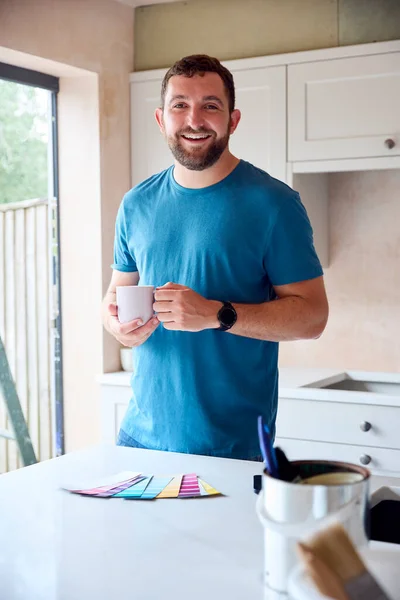 Retrato Del Hombre Sonriente Renovando Cocina Casa Mirando Muestras Pintura —  Fotos de Stock