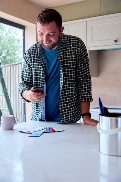 Adam Cep Telefonu Kullanarak Boya Örnekleri Ile Evdeki Mutfağı Yeniliyor — Stok fotoğraf