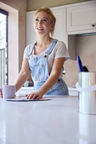 Mulher Renovando Cozinha Casa Olhando Para Amostras Pintura Coffee Break — Fotografia de Stock
