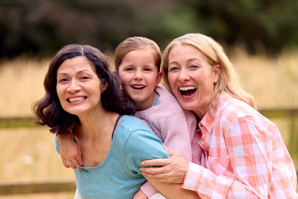 Ritratto Stesso Sesso Famiglia Con Due Amorevole Matura Mamme Abbracciare — Foto Stock