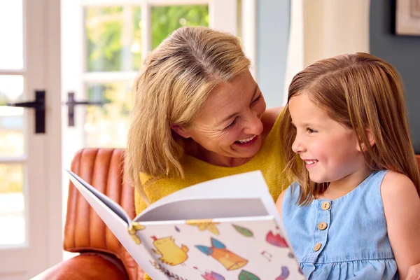 Anne Kızıyla Birlikte Evde Oturup Kitap Okuyan Bir Aile — Stok fotoğraf