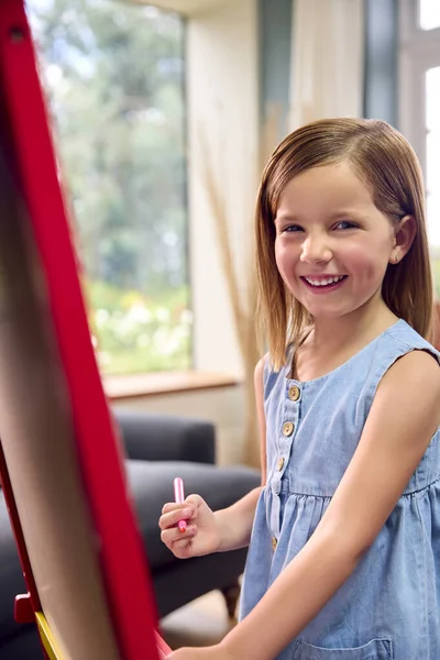 Mosolygós Lány Portréja Rajzolás Easel Otthon Társalgóban — Stock Fotó
