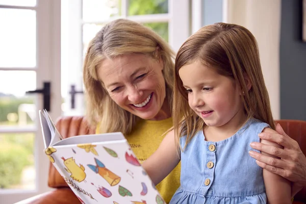 Anne Kızıyla Birlikte Evde Oturup Kitap Okuyan Bir Aile — Stok fotoğraf