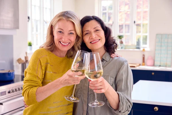 Evde Bir Kadeh Şarapla Kutlama Yapan Aynı Cinsiyetten Bir Kadının — Stok fotoğraf
