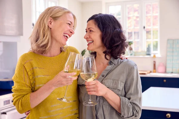 Samma Könsmogna Kvinnliga Par Firar Med Glas Vin Hemma Tillsammans — Stockfoto