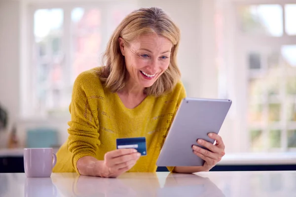 Mature Woman Credit Card Using Digital Tablet Home Book Holiday — Stock Photo, Image
