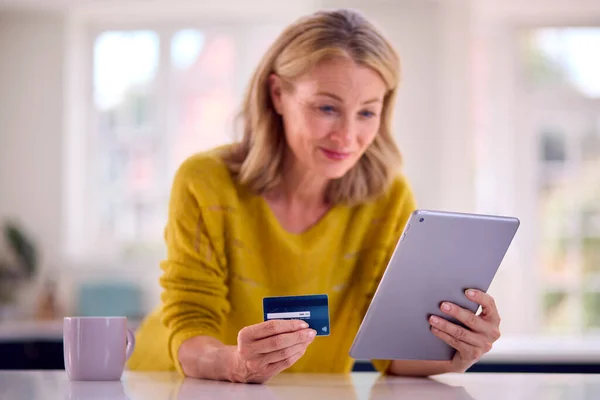 Ώριμη Γυναίκα Πιστωτική Κάρτα Χρησιμοποιώντας Ψηφιακή Ταμπλέτα Στο Σπίτι Για — Φωτογραφία Αρχείου