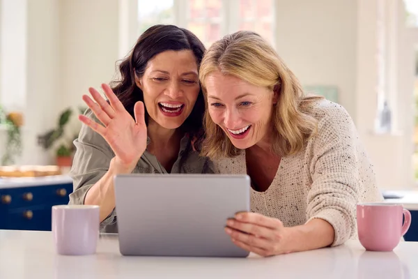 Evde Video Araması Yapmak Için Dijital Tablet Kullanan Aynı Cinsiyetten — Stok fotoğraf