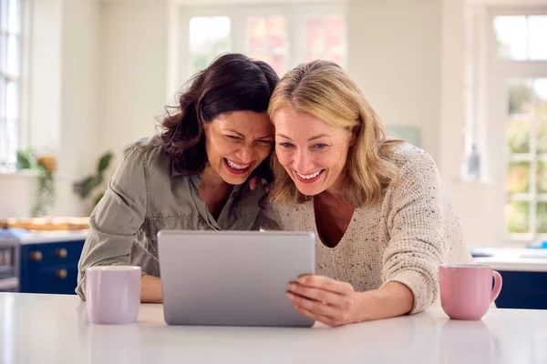 Evde Film Izlemek Için Dijital Tablet Kullanan Aynı Cinsiyetten Olgun — Stok fotoğraf