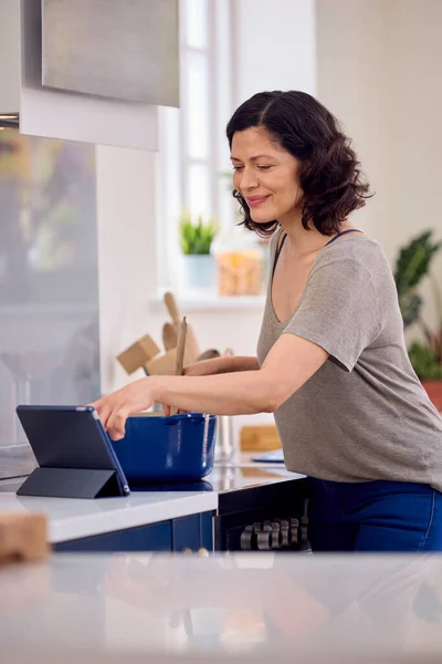 Volwassen Vrouw Keuken Thuis Koken Maaltijd Recept Digitale Tablet — Stockfoto
