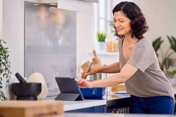 Volwassen Vrouw Keuken Thuis Koken Maaltijd Recept Digitale Tablet — Stockfoto