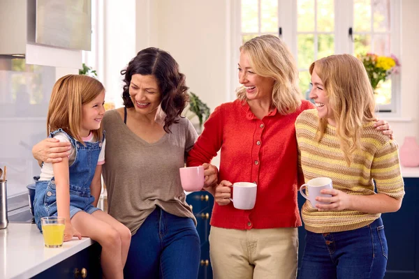 Mutfakta Oturan Iki Yetişkin Anne Kızıyla Aynı Cinsiyetten Aile Arkadaşlarıyla — Stok fotoğraf