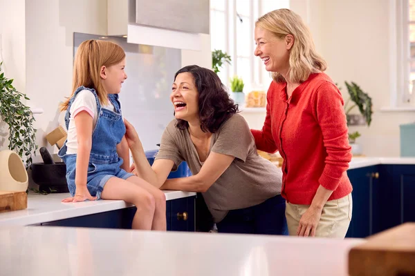 Sama Rodzina Seks Dwoma Dojrzałymi Mamami Córka Siedzi Kuchni Rozmawiając — Zdjęcie stockowe