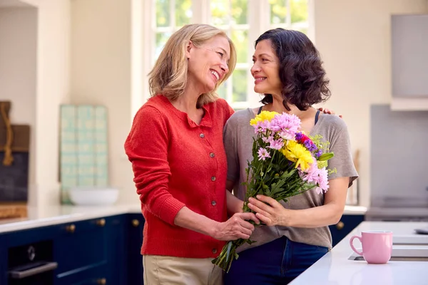 Milující Stejný Pohlaví Starší Žena Pár Kuchyni Ženou Dávat Partnerské — Stock fotografie