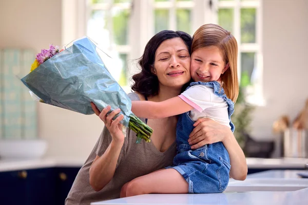 Familie Hause Mit Tochter Die Älteren Müttern Einen Blumenstrauß Schenkt — Stockfoto