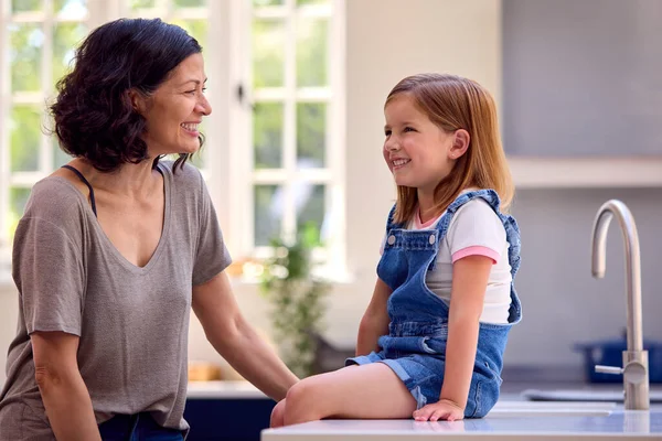 Familie Hause Tochter Sitzt Auf Küchentheke Und Spricht Mit Mutter — Stockfoto