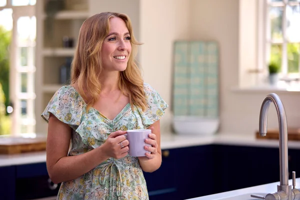 Glimlachende Vrouw Staande Keuken Ontspannen Met Een Kopje Koffie — Stockfoto