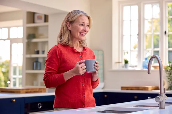 Lächelnd Reife Frau Stehen Küche Relaxing Mit Tasse Kaffee — Stockfoto